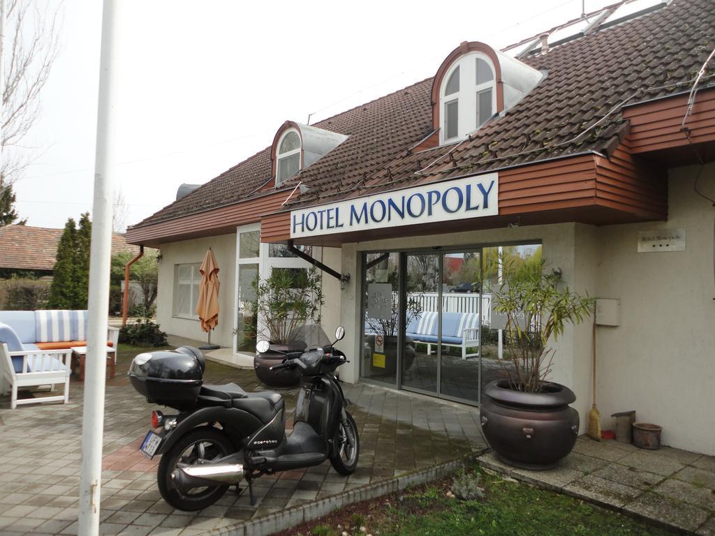 Hotel Monopoly Balatonalmadi Exterior photo