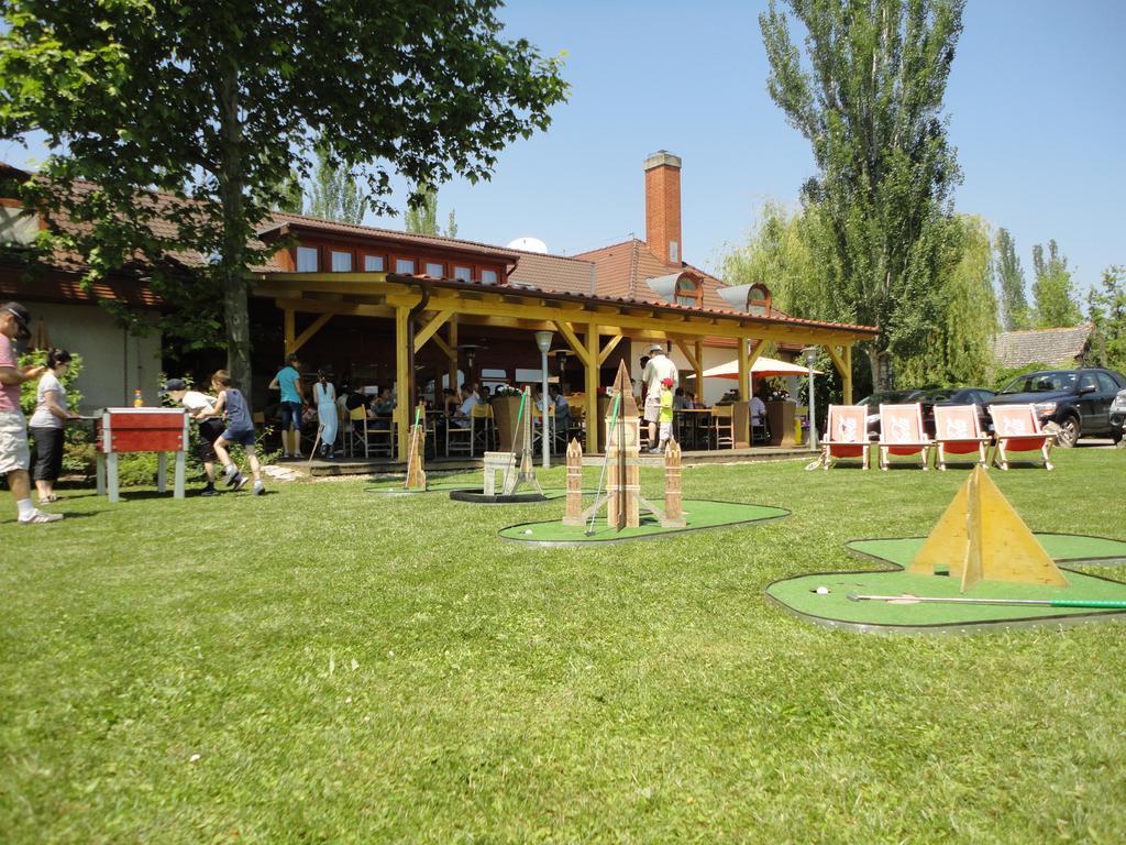 Hotel Monopoly Balatonalmadi Exterior photo