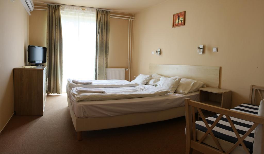 Hotel Monopoly Balatonalmadi Exterior photo