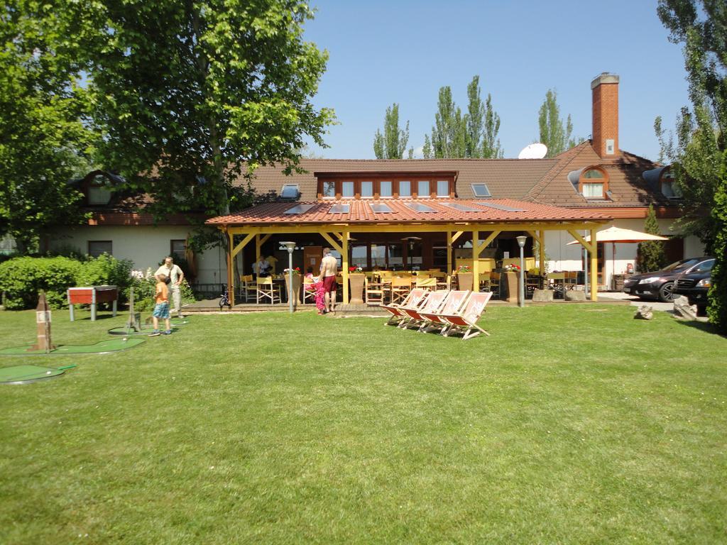 Hotel Monopoly Balatonalmadi Exterior photo